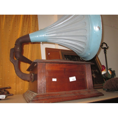 113 - Early 20th century table top model gramophone with painted tin horn