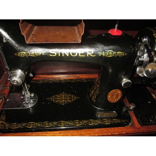 582a - Vintage Singer hand crank sewing machine