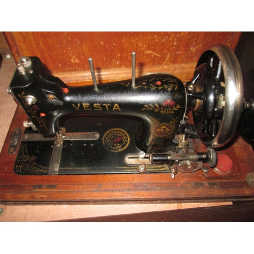 582b - Vintage Vesta hand crank sewing machine