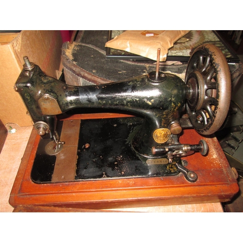 582c - Antique hand crank sewing machine