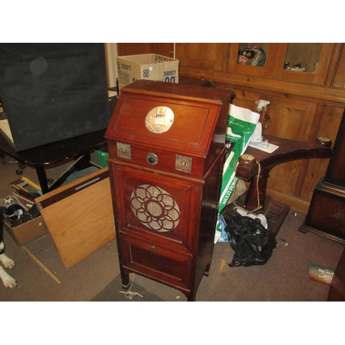 19 - Early 20th century mahogany radio cabinet, for radio R32A, with dial tuning mechanism, 3 escutcheon ... 