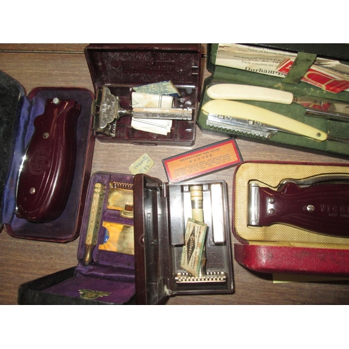 44 - Assorted vintage shaving items