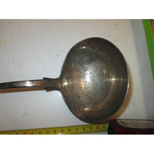 72 - Solid silver serving ladle London 1830 William Eaton,190 g  32 cms