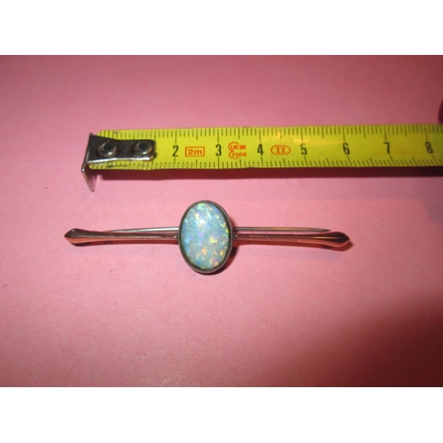 88 - 9 ct gold bar brooch set with opal (1 cms in diameter ) 3.8 g