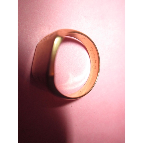 104 - 18 ct gold signet ring size O (55) 7.9 g (marks rubbed beyond recognition)