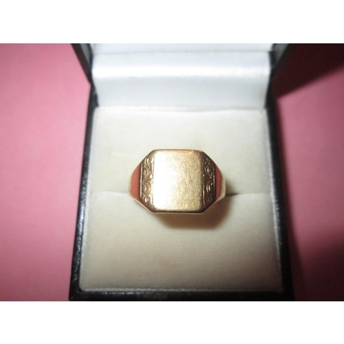 104 - 18 ct gold signet ring size O (55) 7.9 g (marks rubbed beyond recognition)