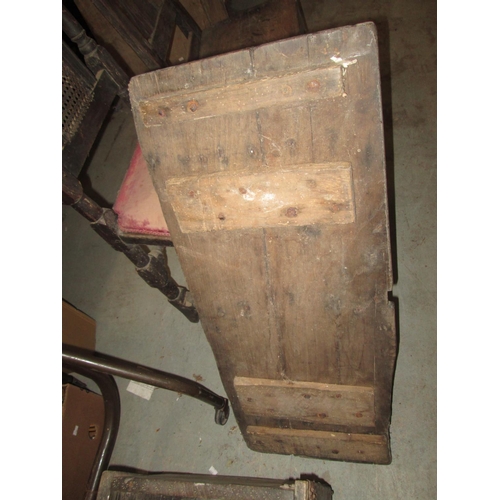 199 - Late 17th / early 18th century oak single plank coffer with some decoration, as found, missing escut... 