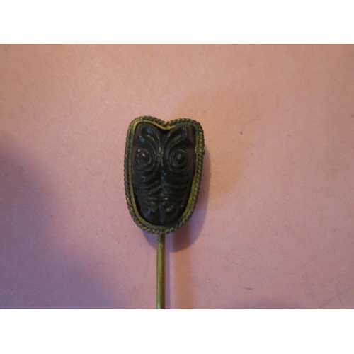 116 - Interesting tie pin in unmarked gold metal set with abstract animal face plaque