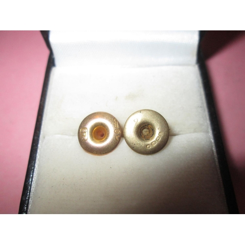 121 - 9 ct gold stud 0.6 g & 18 gold stud 0.9 g