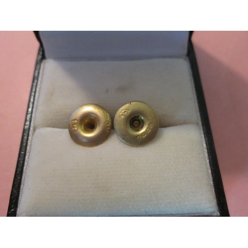 121 - 9 ct gold stud 0.6 g & 18 gold stud 0.9 g