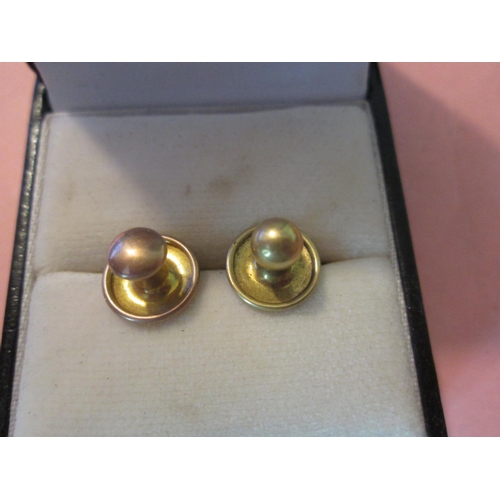 121 - 9 ct gold stud 0.6 g & 18 gold stud 0.9 g