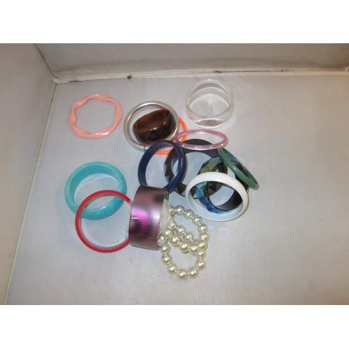 293 - Costume jewellery : Bag of bangles and bracelets