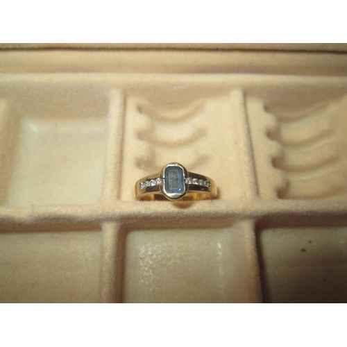 424 - 18 ct yellow gold ring set with light blue sapphire with diamonds down the shoulder size M (52) 5.4 ... 