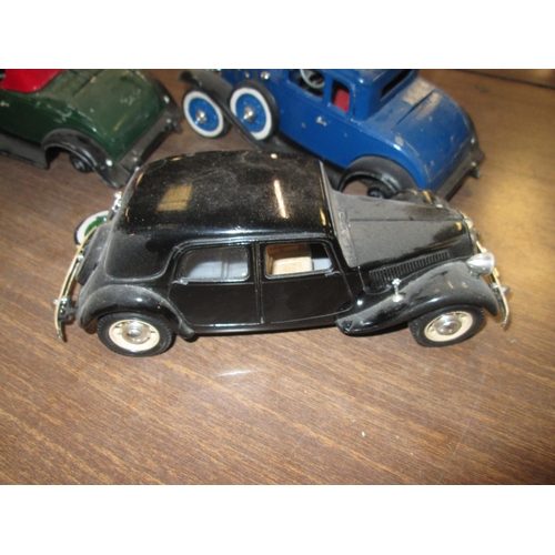 511 - 3 x toy cars (2 damaged)