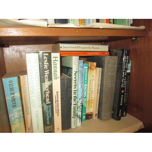 542 - Shelves of books : fiction & non fiction soft & hardback