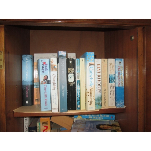 542 - Shelves of books : fiction & non fiction soft & hardback