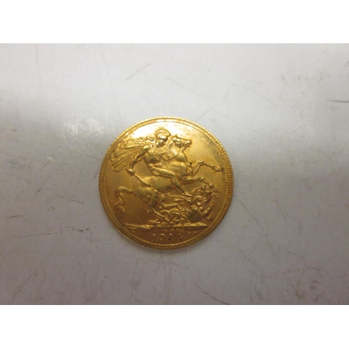 557 - 22 ct gold Sovereign  1914