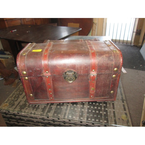 565 - 20th century vintage style suitcase / trunk