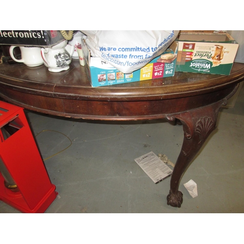 556 - Early 20th century walnut extending dining table