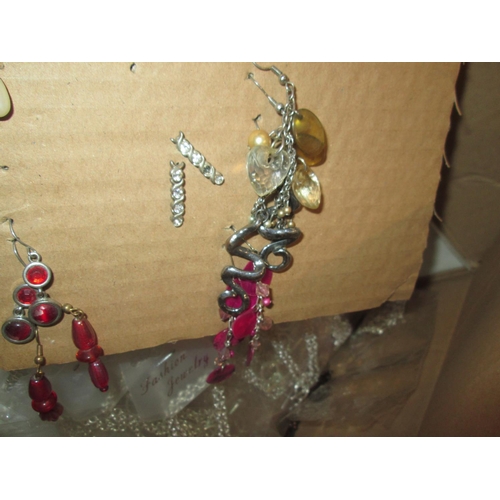 567 - Box of crafting interest jewellery & costume jewellery