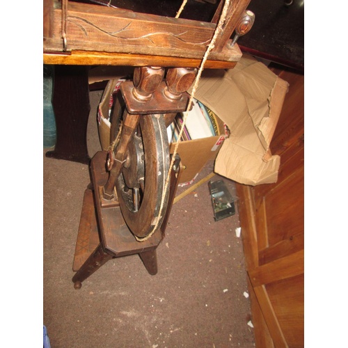 541 - Vintage spinning wheel