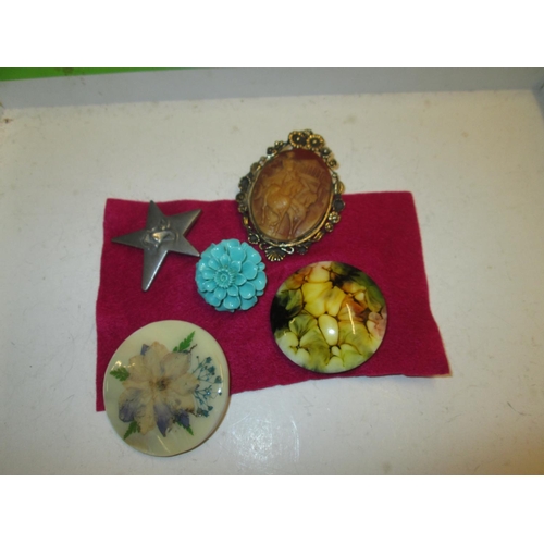 62 - Costume jewellery : 5 x brooches
