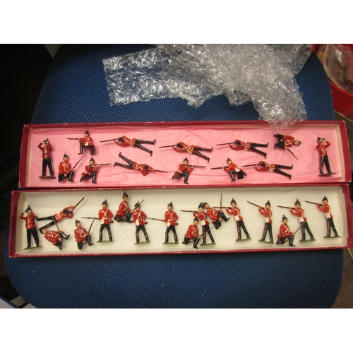 112 - Britains metal toy soldiers : 29 soldiers loose in a Regiments of all Nations box
