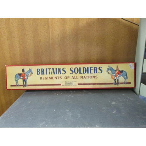 112 - Britains metal toy soldiers : 29 soldiers loose in a Regiments of all Nations box