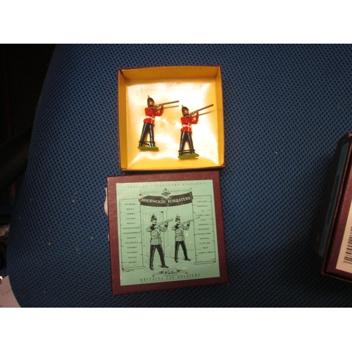 118 - Britains metal toy soldiers : 2 x soldiers Boxed 8814