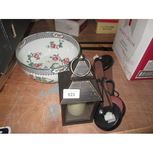 623 - Box of decorative china and glassware