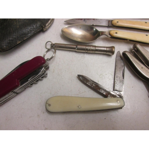 62 - Vintage folding eating set in leather purse, cigar punch, 2 x folding knives