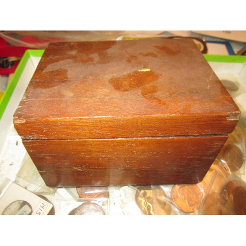 188 - Assorted coins, some packeted in a hardwood box