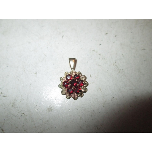 668 - 9 ct gold pendant set with garnets 1.5 g