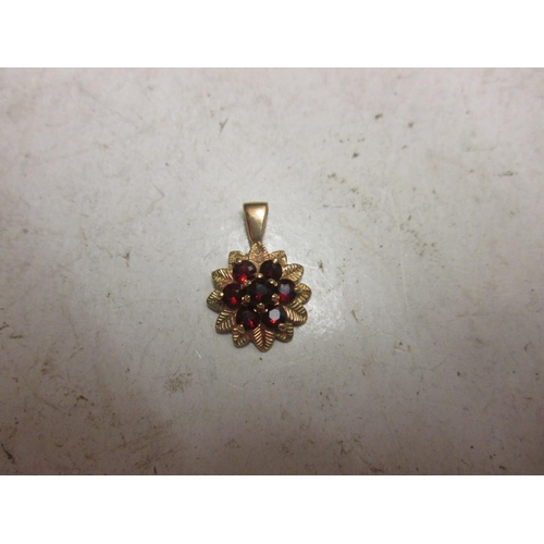 668 - 9 ct gold pendant set with garnets 1.5 g