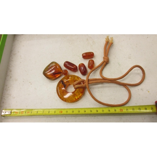 71 - Reconstituted amber necklace & some loose beads 43 g