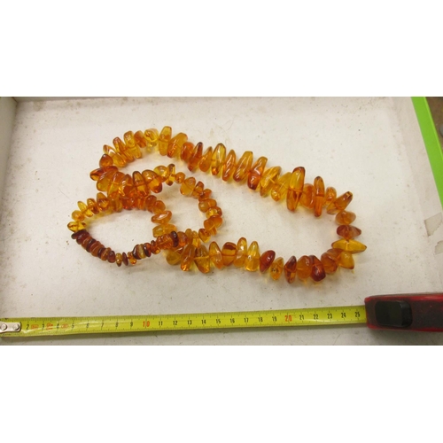 72 - Reconstituted amber necklace 118 g