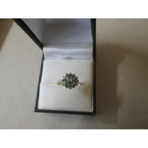 91 - 9 ct gold ring set with a cluster of emeralds size O, 2.5 g