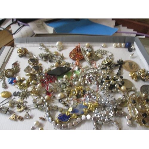 153 - Bag of various pieces of costume jewellery