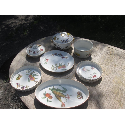 265 - Royal Worcester Evesham dinnerware (some gild rub 3 x pieces chipped)