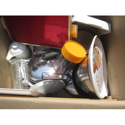 285 - Box of assorted kitchen ware