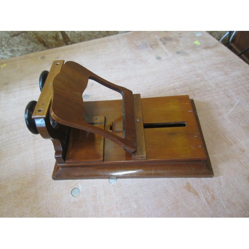 427 - Good quality Victorian mahogany stereoscopic view finder in a later well fitting presentation box