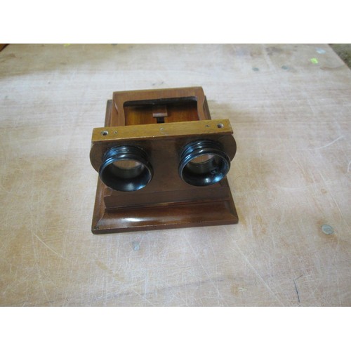 427 - Good quality Victorian mahogany stereoscopic view finder in a later well fitting presentation box