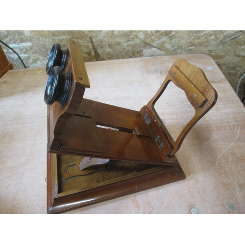 427 - Good quality Victorian mahogany stereoscopic view finder in a later well fitting presentation box