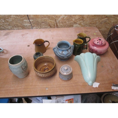 537 - Assorted 20th century studio and vintage pottery