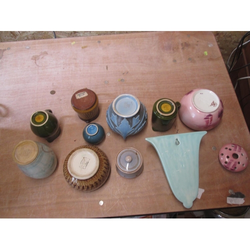 537 - Assorted 20th century studio and vintage pottery