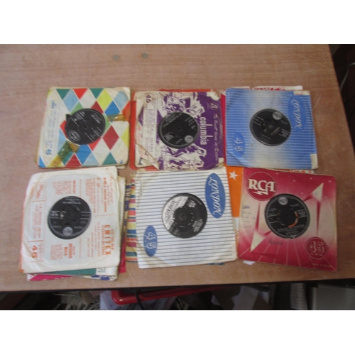 118 - 17 x singles from the 1960s including The Beatles, Elvis Presley (triangle centres included), The Du... 