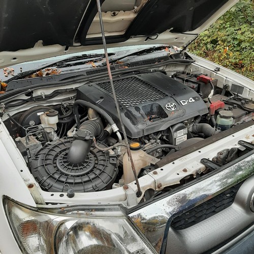 309 - (NOTE buyers premium only 5%) White diesel Toyota Hilux extra cab pick up truck 2010 , MOT 14-12 -21... 