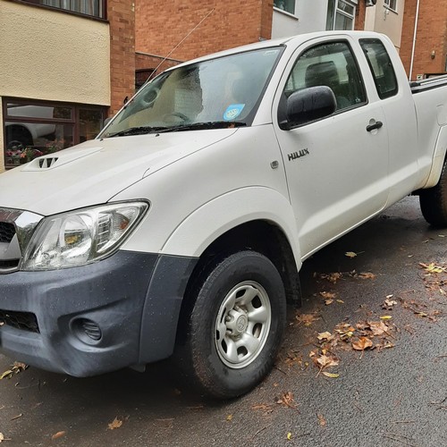 309 - (NOTE buyers premium only 5%) White diesel Toyota Hilux extra cab pick up truck 2010 , MOT 14-12 -21... 
