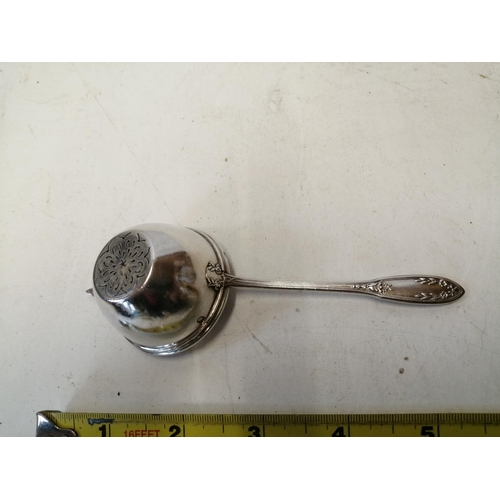 113 - French silver and vermeil tea strainer with gilded interior circa 1900 by Gustav Kneller 40 g