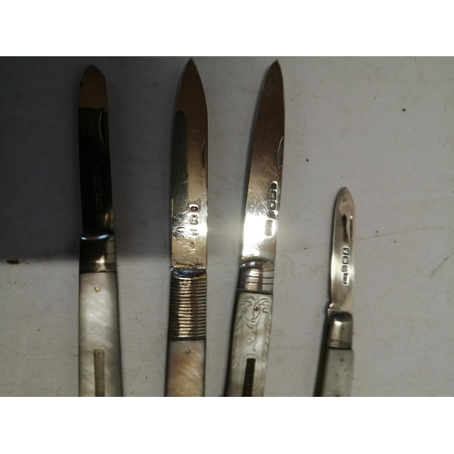 117 - 4 x silver bladed mother of pearl handle folding fruit knives